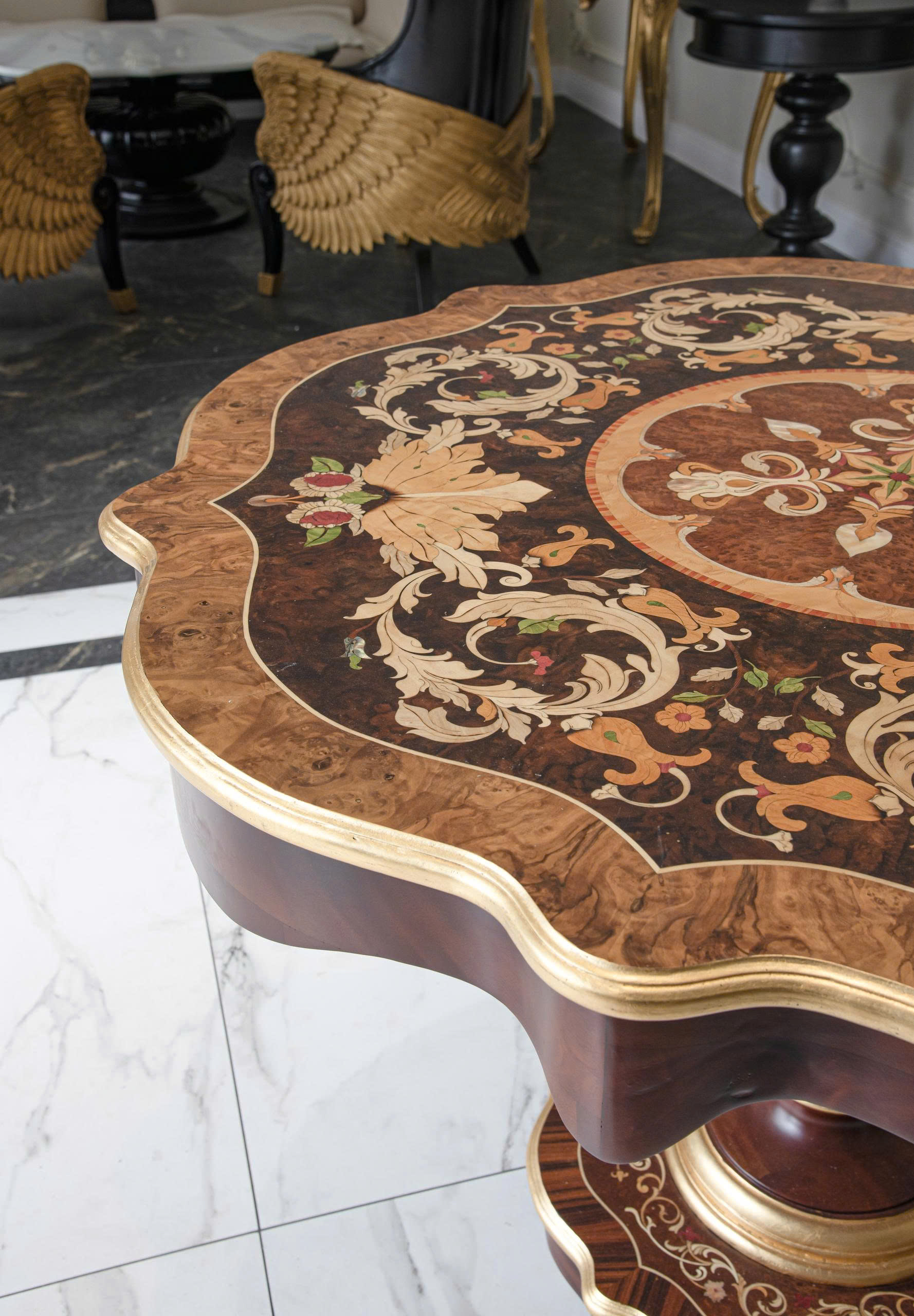 BÀN TRANG TRÍ CỔ ĐIỂN HỌA TIẾT LÁ VÀNG